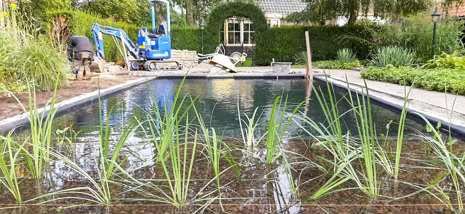 Subtiele afwerking van de zwemvijver