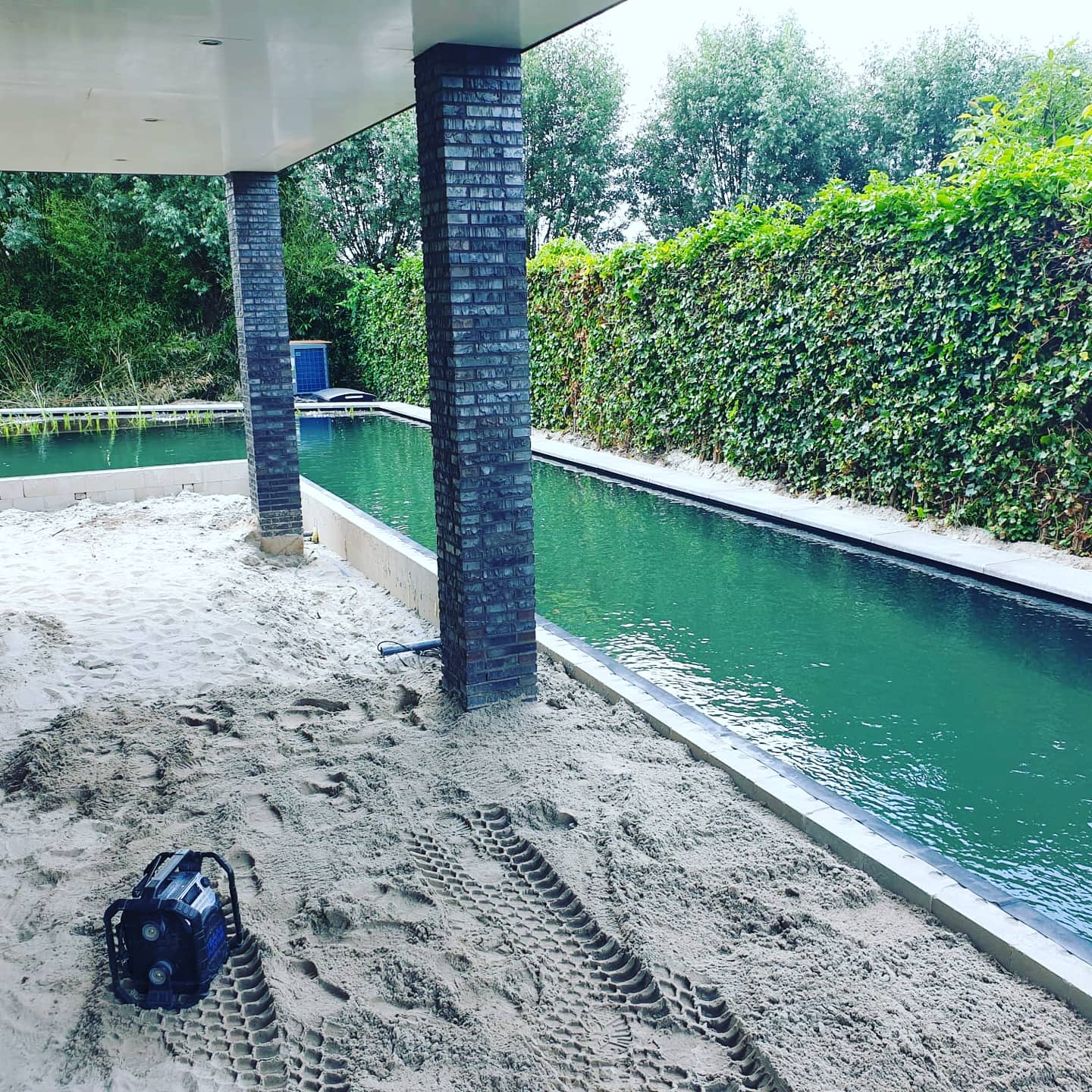Strakke zwemvijveraanleg in L vorm in Zwolle