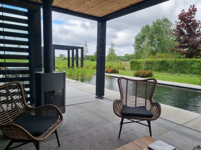 Strakke zwemvijver als blikvanger in een tuinrenovatie