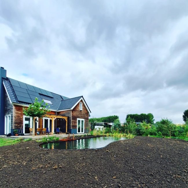 Aanleg natuurlijke zwemvijver bij houten woning in Almere