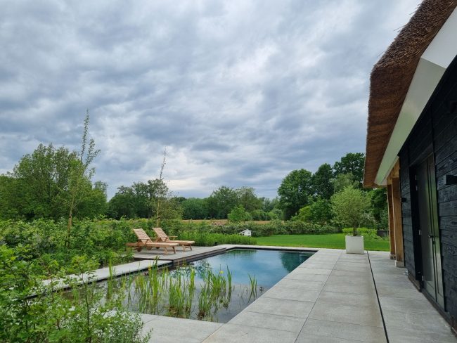 Zwemvijver en complete tuinaanleg bij landhuis in Epe
